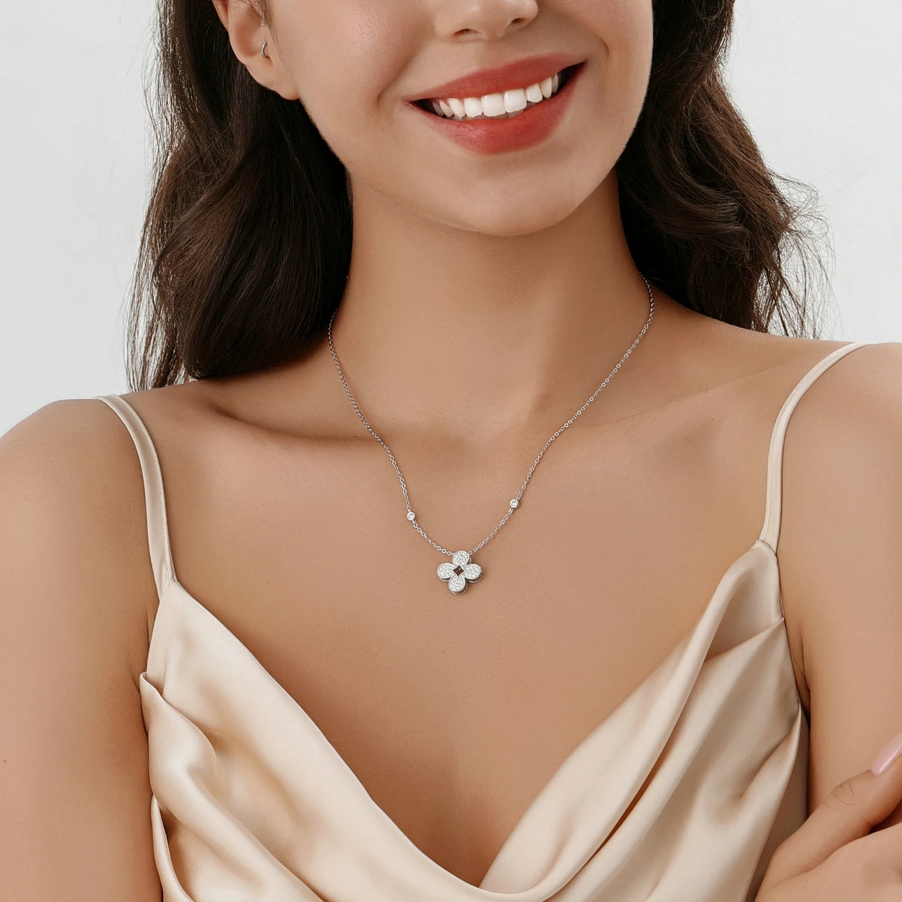 Ventura Clover Pendant Necklace - Image 7